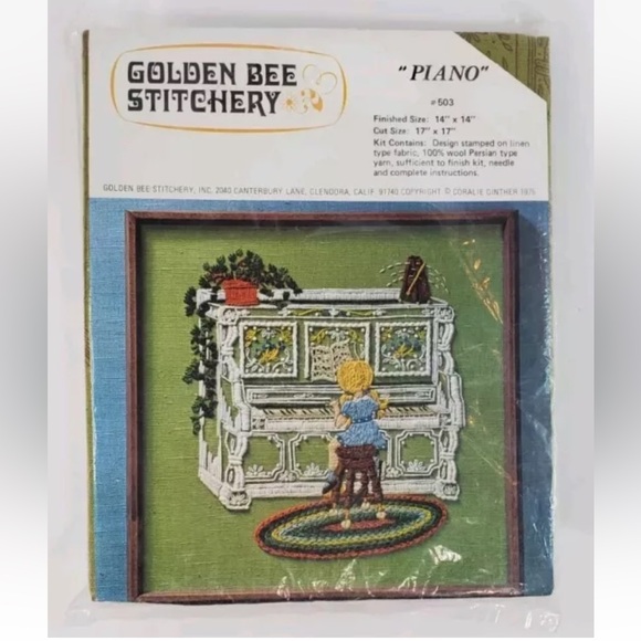 ♥️ 🎹 Vintage Framed 1975 Needlepoint Art - Girl Playing Piano - Picture 3 of 3